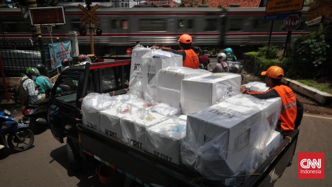 Truk yang mengangkut 35 kotak suara terperosok ke dalam sungai di Desa Benulut, Batu Putih, Nusa Tenggara Timur (NTT), Sabtu (17/2) dini hari.