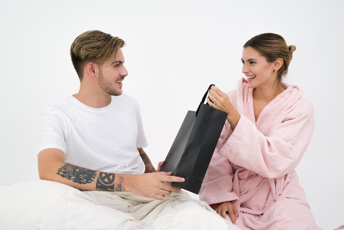 4 Zodiak Memiliki Love Language Gift-Giving!