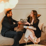 Suka Kasih Hadiah Tiba-Tiba, 4 Zodiak Ini Punya Love Language Gift-Giving!