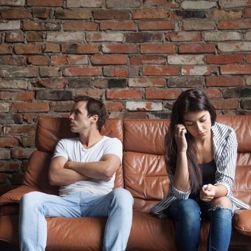 Pasangan Terlalu Sibuk? Ini 3 Cara yang Bisa Kamu Lakukan Biar Nggak 'Makan Hati'