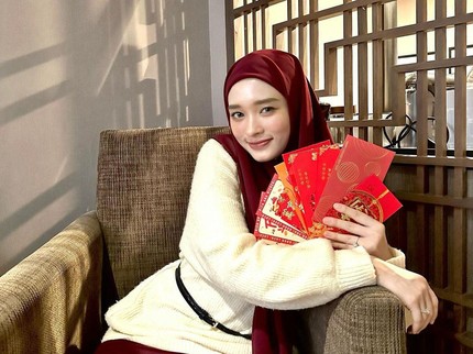Rayakan Imlek, Inara Ungkap Alasannya & Unggah Foto Mendiang Ayah Keturunan China