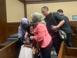Makelar Perkara MA Ngamuk Usai Dituntut 11 Tahun 5 Bulan Bui, Istri Histeris