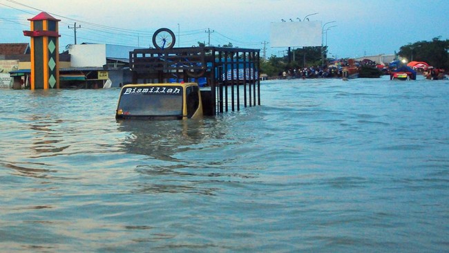Selain diterjang banjir, Kota Semarang juga mengalami bencana tanah longsor di sejumlah titik.