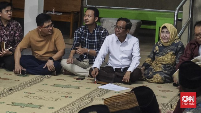 Mahfud MD mewanti-wanti Komisi Pemilihan Umum (KPU) soal kesiapan logistik sehari jelang waktu pencoblosan Pemilu dan Pilpres 2024.