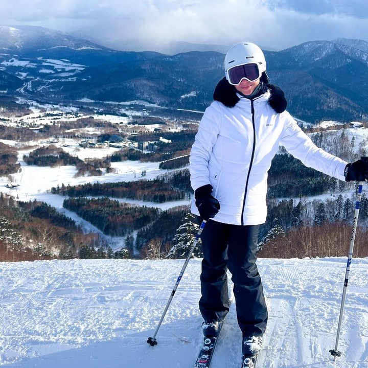 <p><em>"Hitting the slopes together whilst the kids are at ski school (Mendaki lereng bersama-sama saat anak-anak berada di sekolah ski),"</em> tulis Marissa dalam unggahannya. (Foto: Instagram @marissaln)</p>