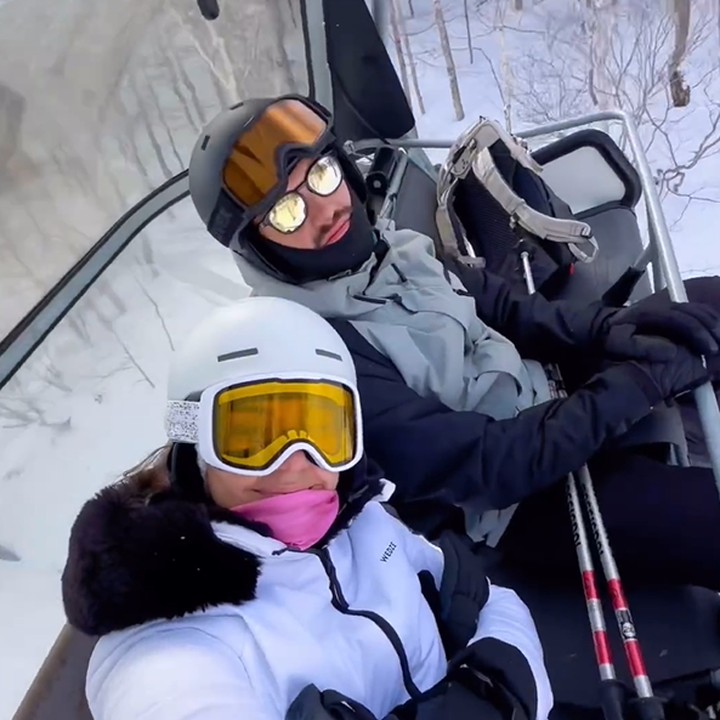 <p>Marissa bersama suaminya mengabadikan momen ketika menaiki kereta gantung ke puncak bukit. Mereka akan berseluncur dengan menggunakan papan ski ketika sampai di puncak. (Foto: Instagram @marissaln)</p>