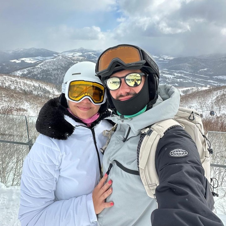 <p>Sementara kedua putrinya belajar di sekolah ski, Marissa dan Benedikt menikmati momen berduaan dengan di pegunungan kawasan Hokkaido. (Foto: Instagram @marissaln)</p>
