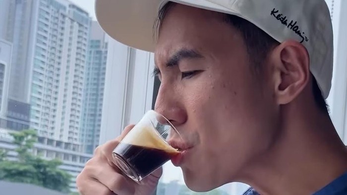 Daniel Mananta Pilih Nespresso, Kopi Favoritnya di Tengah Cuaca Hujan Jakarta