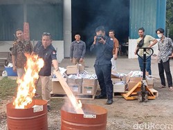 KPU Batam Bakar 7.148 Surat Suara Rusak dan Lebih