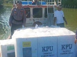 Distribusikan Logistik Pemilu, Polisi Susur Sungai hingga Jalan Kaki