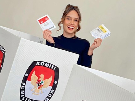 6 Potret Artis Ikut Pemilu dan Nyoblos Duluan di Luar Negeri, Cinta Laura hingga Acha Septriasa