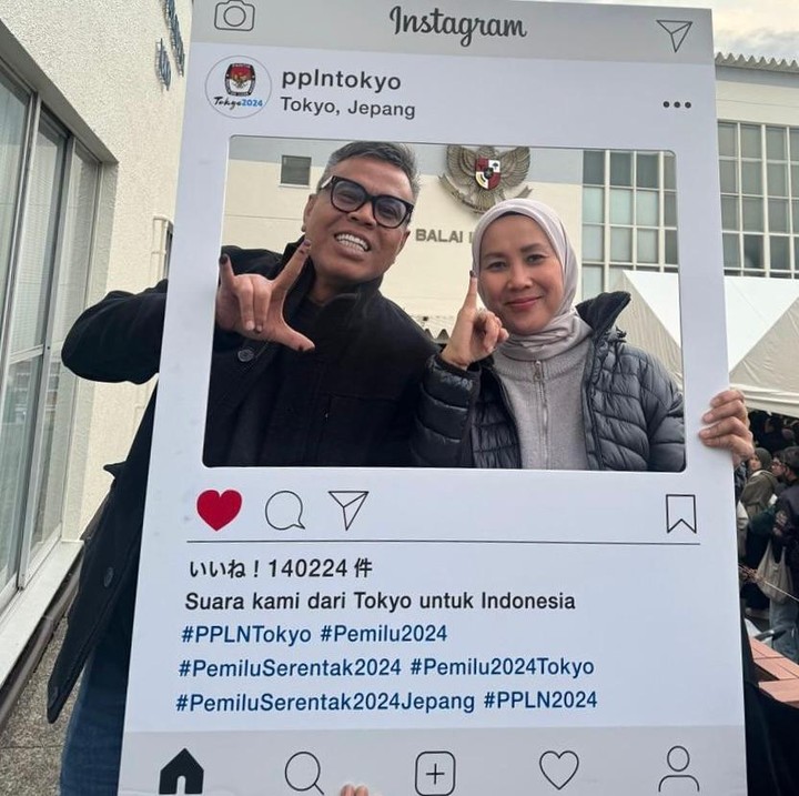 <p>Komedian Abdel Achrian dan sang istri, Ria Achrian, menggunakan hak pilihnya dalam Pemilu 2024 di Tokyo, Jepang. Abdel mengaku pilihannya dengan sang istri berbeda, namun tetap saling mencintai. "Kami sudah memilih. Walau kami berbeda namun tetap saling cinta. Ayo jangan lupa gunakan hak suara tanggal 14 Februari 2024," ujarnya. (Foto: Instagram: @abdelachrian)</p>