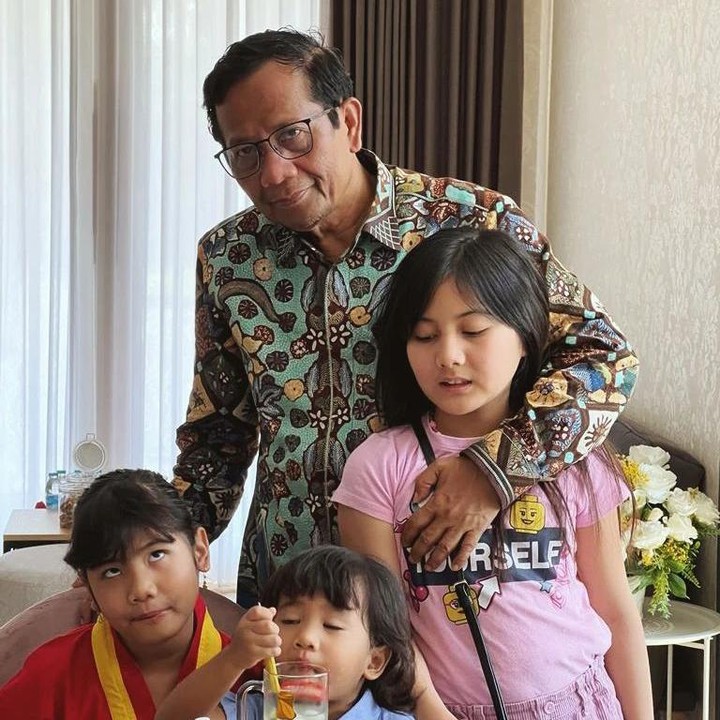 <p>Tak hanya dekat dengan anak-anaknya, Calon Wakil Presiden Mahfud MD juga sangat dekat dengan cucu-cucunya, lho. Ia bahkan menyempatkan waktu bermain dengan para cucu meski tengah sibuk. "<em>Subhanallah wal hamdulillah</em>. Bermain sejenak dengan cucu-cucu sungguh membahagiakan. Hilang semua letih dan lesu. Akhir tahun ini cucu saya Irada yang ikut ayah-ibunya belajar di Amsterdam pulang ke Indonesia. Meski sibuk dengan agenda politik dan pemerintahan, di hari libur seperti ini saya luangkan waktu utk bercandaria dengan mereka," ungkap Mahfud. (Foto: Instagram: @mohmahfudmd)</p>