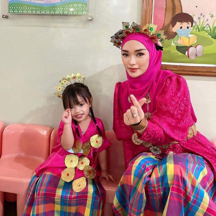 <p>Penyanyi Zaskia Gotik melahirkan anak pertamanya secara prematur pada November 2020, Bunda. Putri cantik yang bernama Arsila Bungalia Sirkiani itu kini sudah mulai bersekolah, lho. "MasyaAllah impian jadi nyata. <em>Alhamdulillah</em> bisa temenin anak <em>fashion show</em> pertama kalinya di sekolah. Semoga anakku jadi anak yang salihah, makin pintar dan sehat selalu. Amin," katanya seraya mengunggah potret menggunakan baju adat bersama sang anak. (Foto: Instagram: @zaskia_gotix)</p>