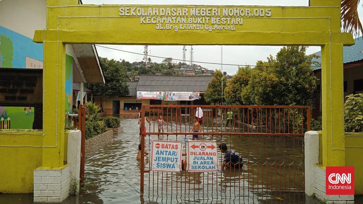 Banjir Rob Rendam Rumah hingga Pertokoan di Tanjungpinang Kepri