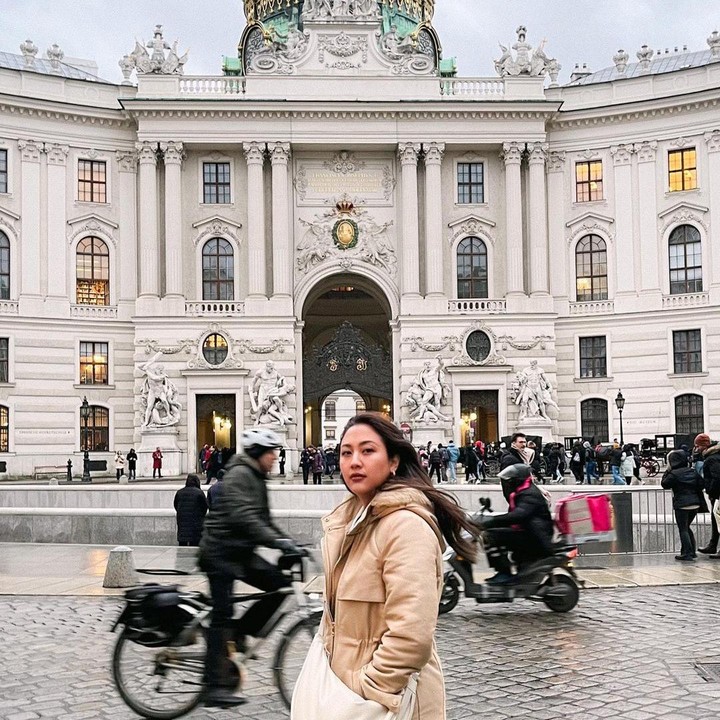 <p>Sherina Munaf dan Baskara Mahendra adalah salah satu pasangan selebriti yang cukup menyita perhatian publik ya, Bunda? Keduanya terlihat serasi dan menjalani pernikahan dengan harmonis hingga bikin netizen iri. (Foto: Instagram @baskaramahendra dan @sherinamunaf)<br /><br /><br /></p>