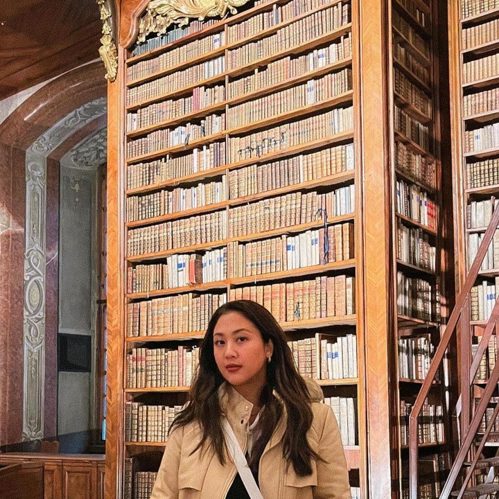 <p>Manis ya, Bunda? Kita doakan semoga pasangan ini selalu bahagia bersama dan menjalani pernikahan dengan harmonis serta langgeng, ya. (Foto: Instagram @baskaramahendra dan @sherinamunaf)</p>