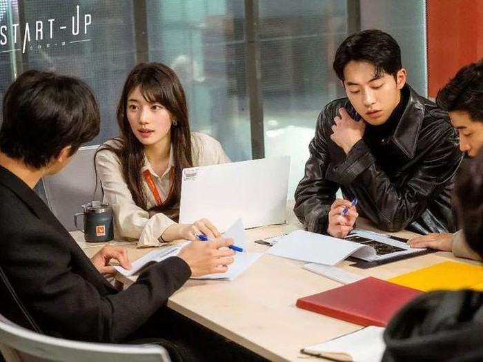 Memadukan romansa, persaingan, dan keteguhan hati, drakor Start-Up menjadi tontonan penuh motivasi. Mengajarkan kita bahwa mimpi besar layak dikejar, dan ketika jatuh, kita harus berani berdiri lagi.