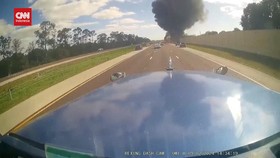 VIDEO: Horor Jet Pribadi Jatuh-Meledak di Jalan Raya Florida, 2 Tewas