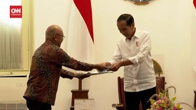 VIDEO: Terima Surat Undangan ke TPS, Jokowi Nyoblos di TPS 10 Gambir