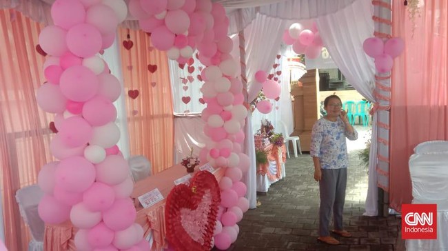 TPS 026 di Tunjung Sari, Kecamatan Denpasar Utara, Bali dibuat dengan konsep unik yakni bernuansa valentine dan seluruh anggota KPPS-nya perempuan.