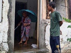 Kisah Ulfa Terkunci di Kamar Saat Angin Kencang Menerjang Rumahnya