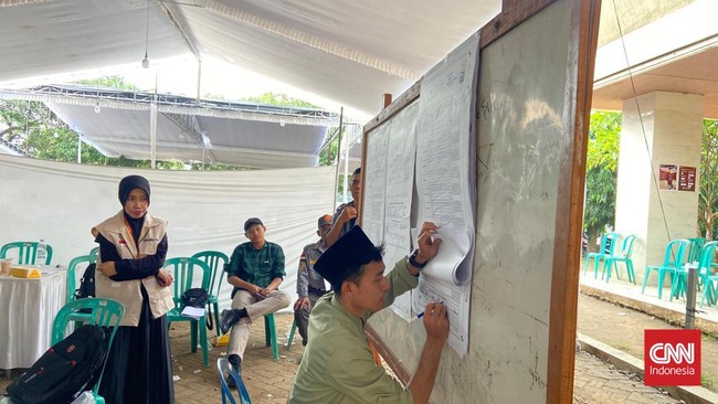 Anies-Cak Imin bersaing ketat dengan Prabowo-Gibran memperebutkan suara 13 ribu santri Ponpes Lirboyo Kediri.