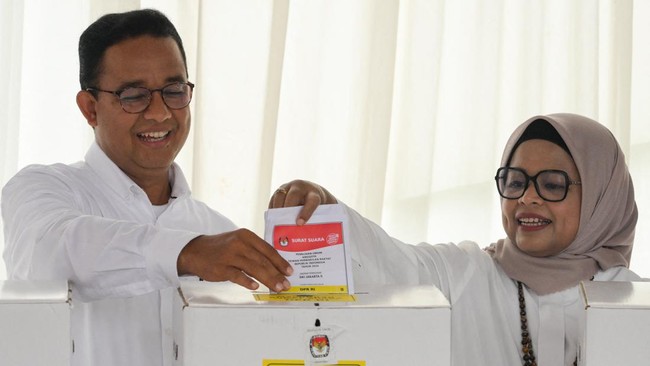 Calon Presiden nomor urut 1 Anies Baswedan mengembalikan surat suara berwarna biru lantaran terdapat robek di ujungnya.