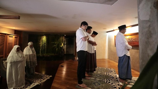 Anies Baswedan melaksanakan salat subuh berjamaah bersama keluarga di kediamannya sebelum melakukan pencoblosan pada hari ini.