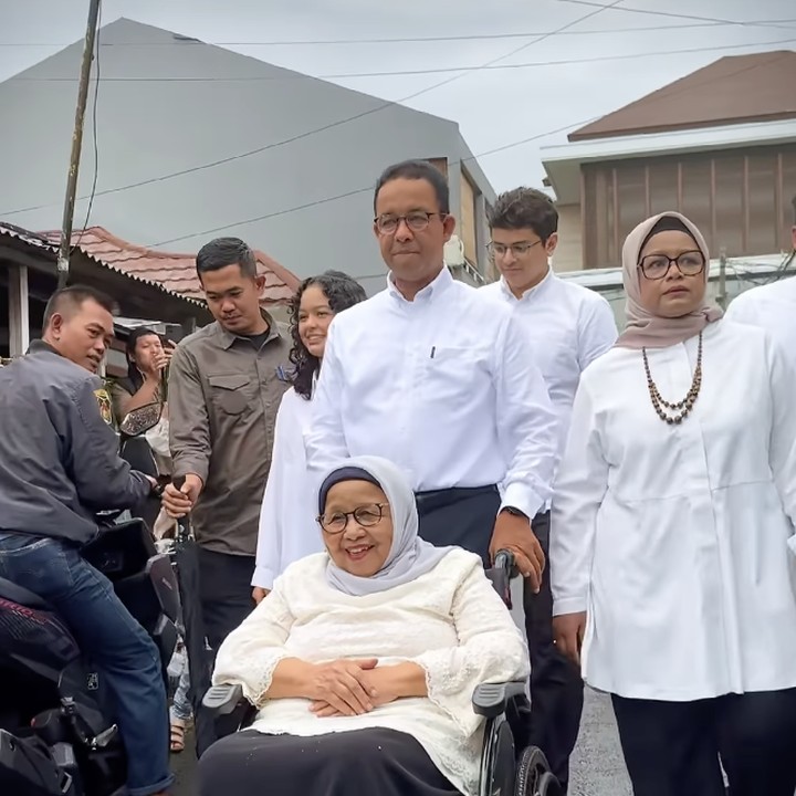 <p>Anies Baswedan mengawali hari ini bersama keluarga tercintanya. Setelah berdoa dan sarapan bersama anak-anak, istri, dan orang tua, Anies menuju TPS di dekat rumahnya, Bunda. (Foto: Instagram @fery.farhati)</p>