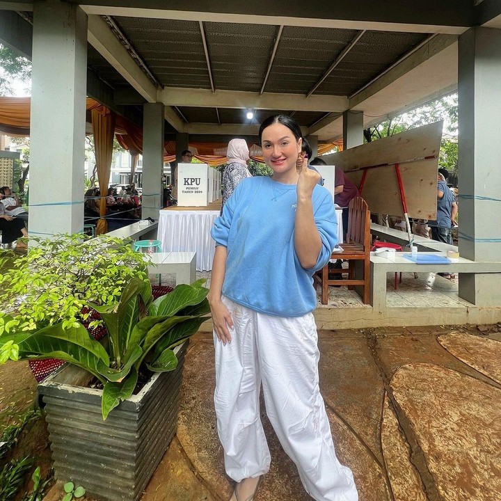 <p>Artis dan presenter Tengku Dewi Putri saat ini sedang hamil anak kedua, Bunda. Di Pemilu 2024 ini, perempuan yang akrab disapa Dewi itu ikut nyoblos ke TPS. Dewi mengenakan kaos lengan panjang berwarna biru muda dan celana putih. Ia mengunggah potret saat berada di TPS. (Foto: Instagram @tengkudewiputri_tdp)</p>