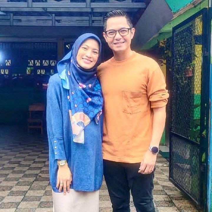 <p>Artis Alyssa Soebandono membagikan potretnya usai memberikan hak suara di Pemilu 2024. Alyssa yang sedang hamil anak ketiga mengunggah foto bersama sang suami Dude Harlino, dan mengungkapkan harapannya untuk Tanah Air. "<em>Alhamdulillah</em>, pagi ini kami selesai memberikan hak suara di TPS. Semoga In Syaa Allah semua berjalan lancar dan Indonesia menjadi lebih baik lagi di masa depan, Aamiin ya Allah," tulisnya di Instagram. (Foto: Instagram @ichasoebandono)</p>