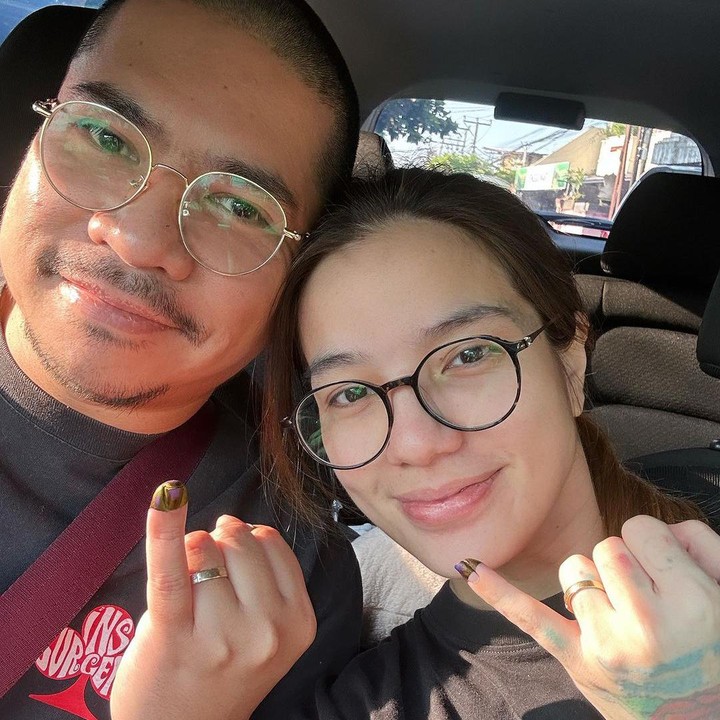 <p>Bunda Seleb lain yang nyoblos Pemilu 2024 saat sedang hamil adalah Sheila Marcia. Perempuan kelahiran Malang ini mengunggah foto bersama suaminya, Dimas Akira. Keduanya kompak berpose menunjukkan jari yang sudah dicelupkan tinta ungu. (Foto: Instagram @itssheilamj)</p>