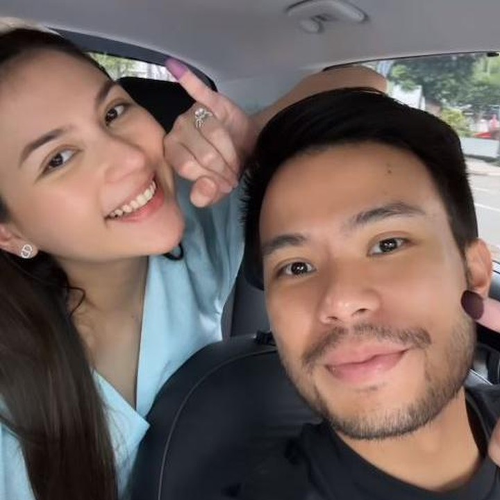 <p>Artis Jessica Mila mengunggah momen bersama keluarganya usai memberikan hak suara di Pemilu tahun ini. Istri Yakup Hasibuan ini diketahui sedang hamil anak pertama dan usia kehamilannya sudah masuk trimester tiga. (Foto: Instagram @jscmila)</p>