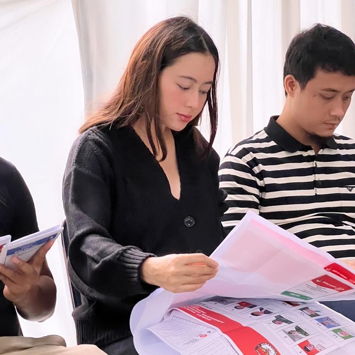 <p>Artis Laura Theux yang sedang hamil anak pertama, ikut memberikan suara di Pemilu 2024. Laura datang ke TPS dengan mengenakan pakaian serba hitam, Bunda. Perempuan 27 tahun ini membagikan potret saat dirinya tengah duduk di TPS sambil melihat kertas suara. (Foto: Instagram @laura_theux)</p>