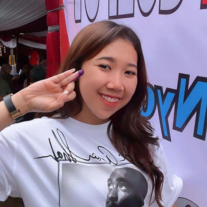 <p>Stand up comedian dan aktris Kiky Saputri juga memamerkan jarinya yang sudah ditandai dengan tinta ungu. Kiky memberikan hak suaranya saat sedang hamil anak pertama. Pada bulan Januari lalu, Kiky mengungkapkan kabar bahagia ini ke publik, Bunda. (Foto: Instagram @kikysaputrii)</p>