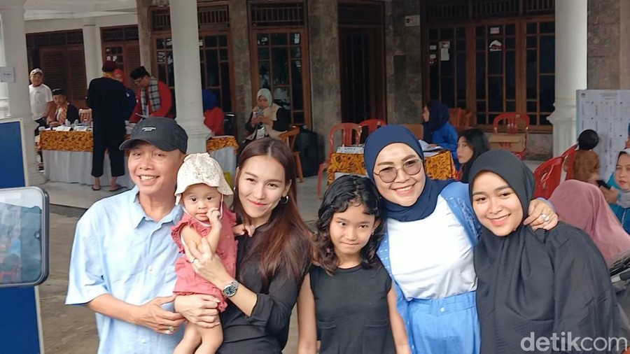 keluarga ayu ting ting