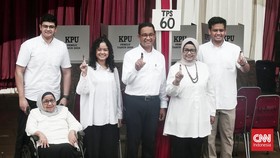 FOTO: Momen Anies dan Cak Imin Nyoblos Bareng Keluarga