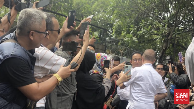 Calon presiden nomor urut 1 Anies Baswedan merapat ke Posko Pemenangan Timnas AMIN yang terletak di Jalan Diponegoro, Menteng, Jakarta Pusat.
