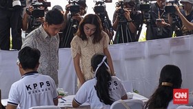 Gaya Kasual, Gibran Resmi Nyoblos Bersama Istri di TPS 34 Manahan Solo