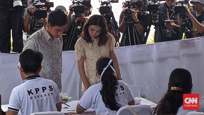 Kedatangan capres nomor urut 2 Gibran Rakabuming Raka dan istri, Selvi Ananda di TPS disambut warga setempat yang sudah menunggu lama.
