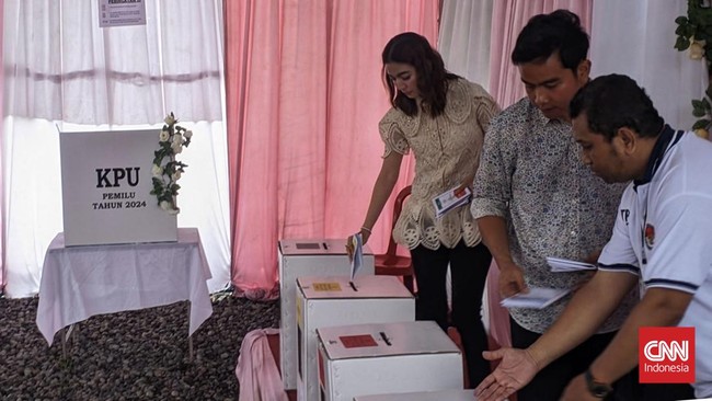 Sejumlah pemilih tetap bertahan di TPS 34 setelah menyalurkan hak suara mereka, Rabu (14/2). Mereka menanti kedatangan Cawapres 02, Gibran Rakabuming Raka.
