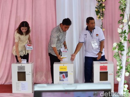 6 Potret Calon Presiden dan Wakil Presiden Bareng Keluarga ke TPS di Pemilu 2024