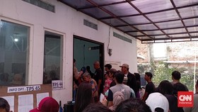 Curhat Warga Nyoblos Usai Banjir: TPS Dadakan Gerah, Antrean Panjang