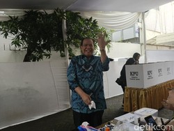 Chairul Tanjung Nyoblos di TPS Menteng, Jakarta Pusat