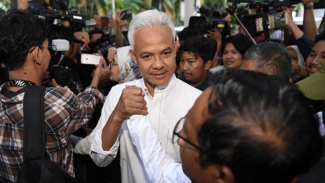 Capres nomor 3 Ganjar Pranowo menyebut terjadi anomali suara antara PDIP dengan dirinya di Jawa Tengah dalam quick count pada Pemilu 2024.