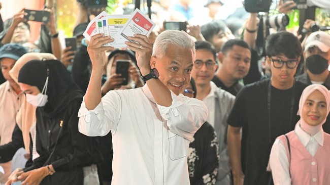 Calon presiden nomor urut 3, Ganjar Pranowo mengaku telah mengikuti pesan Presiden Joko Widodo untuk mencoblos capres berambut putih di Pilpres 2024.
