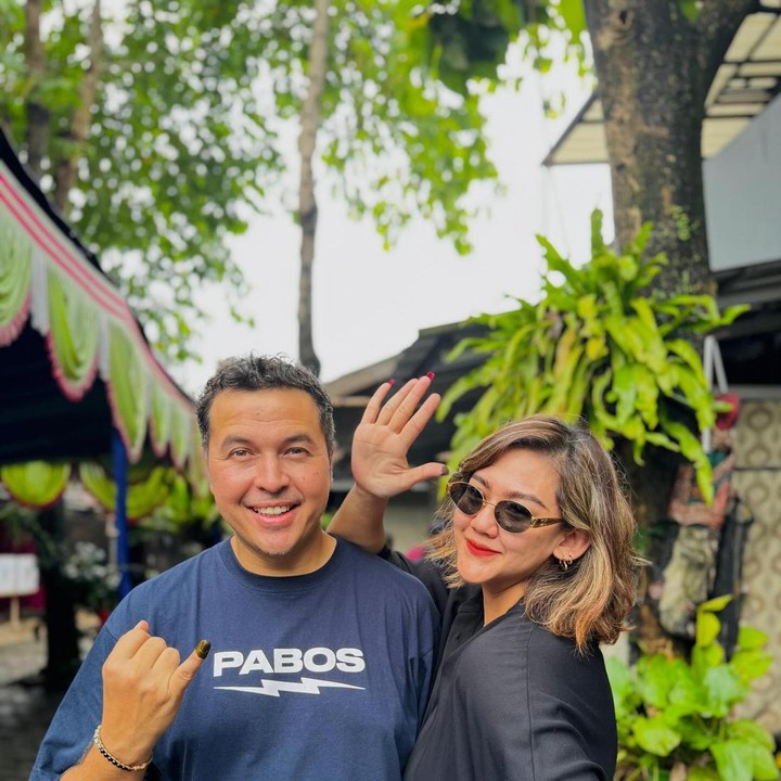<p>Selain BCL, Sissy Prescillia Sungkar juga bagikan momen nyoblos bareng sang suami pereli Rifat Sungkar. "1 2 3 sayang semuanya," tulisnya sebagai caption. (Foto: Instagram @sysiio)</p>