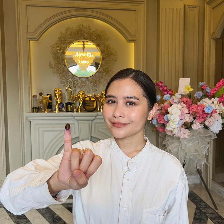 <p>Prilly Latuconsina turut membagikan potret pasca nyoblos, Bunda. Perempuan multi talenta ini menceritakan bahwa pada pemilu kali ini, ia lebih tertutup dan tak membocorkan pilihannya. "Akhirnya sampai juga di hari ini. Pemilu kali ini aku lebih tertutup dari biasanya. Dulu aku selalu kasih tahu orang terdekat aku siapa pilihanku. Tapi kali ini hanya aku dan Tuhan yang tahu," katanya. (Foto: Instagram @prillylatuconsina96)<br /><br /><br /><br /></p>
