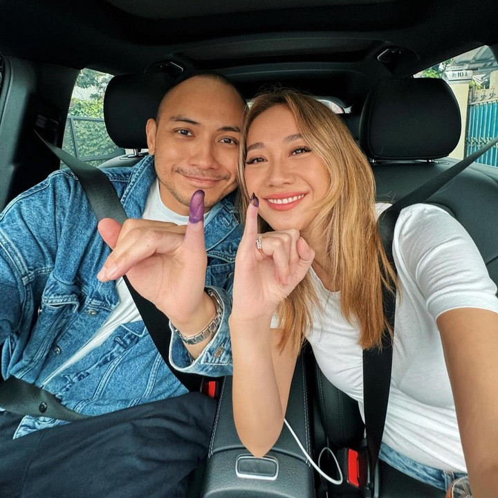 <p>Aktris dan penyanyi Bunga Citra Lestari (BCL) juga pamer jari bertinta ungu bareng sang suami, Tiko Arya Wardhana. "Kalian udah milih belum? #pemilu2024," tanyanya. (Foto: Instagram @itsmebcl)<br /><br /><br /></p>